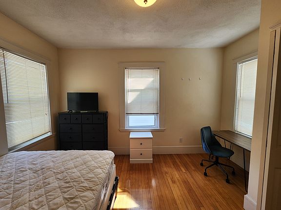 4th image of 66 Brook St Room 2C