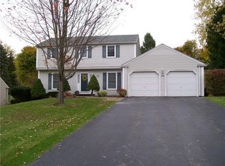 20 Crow Hill Dr, Fairport, NY 14450