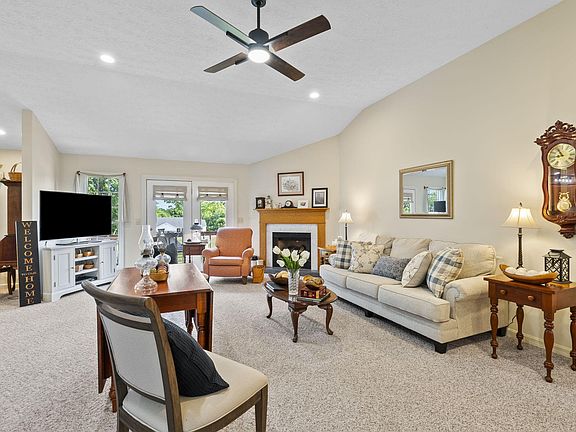 4th image of 831 Meadowcrest Cir