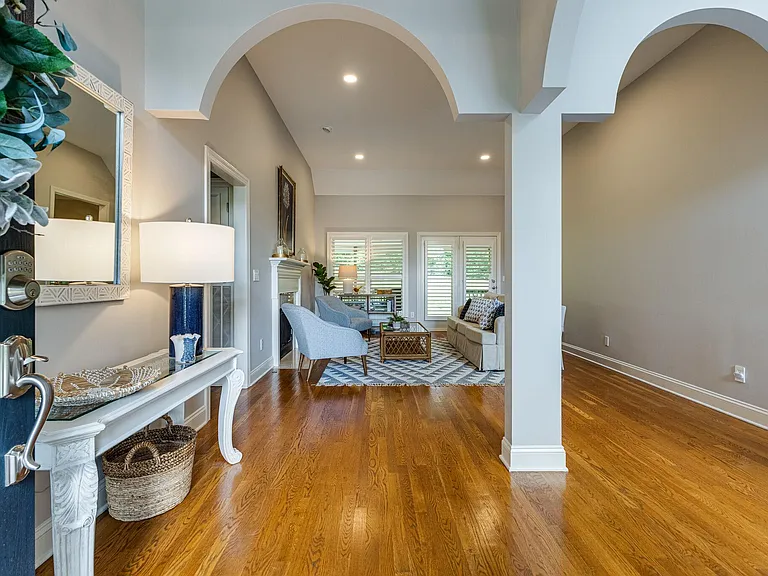 2077 Sherbrooke Ln — Photo 4