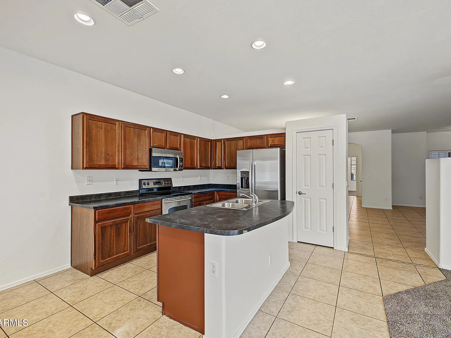 3 bed, 2.0 bath, 2021 sqft, $2,000 — Photo 3