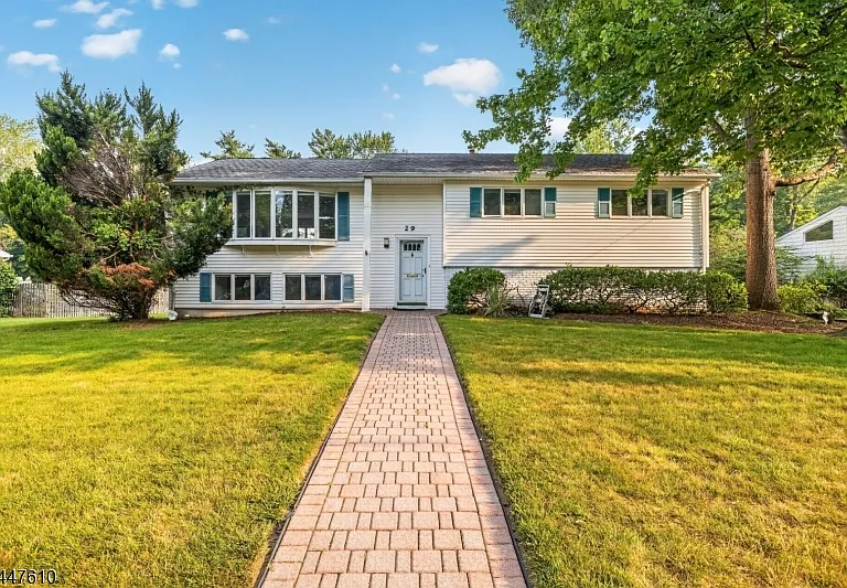 29 Tiffany Dr — Photo 1