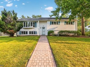 29 Tiffany Dr, Livingston, NJ 07039