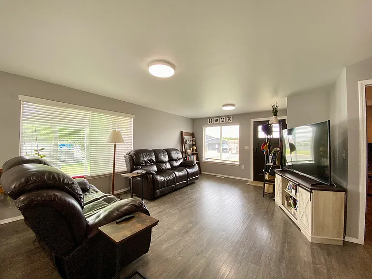 2226 S 66th Ave — Photo 3