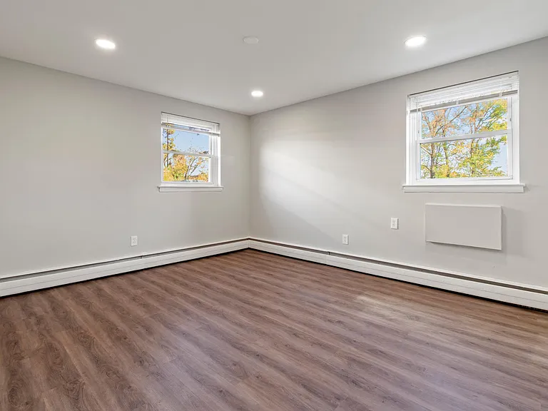 1240 E Washington Ln — Photo 26