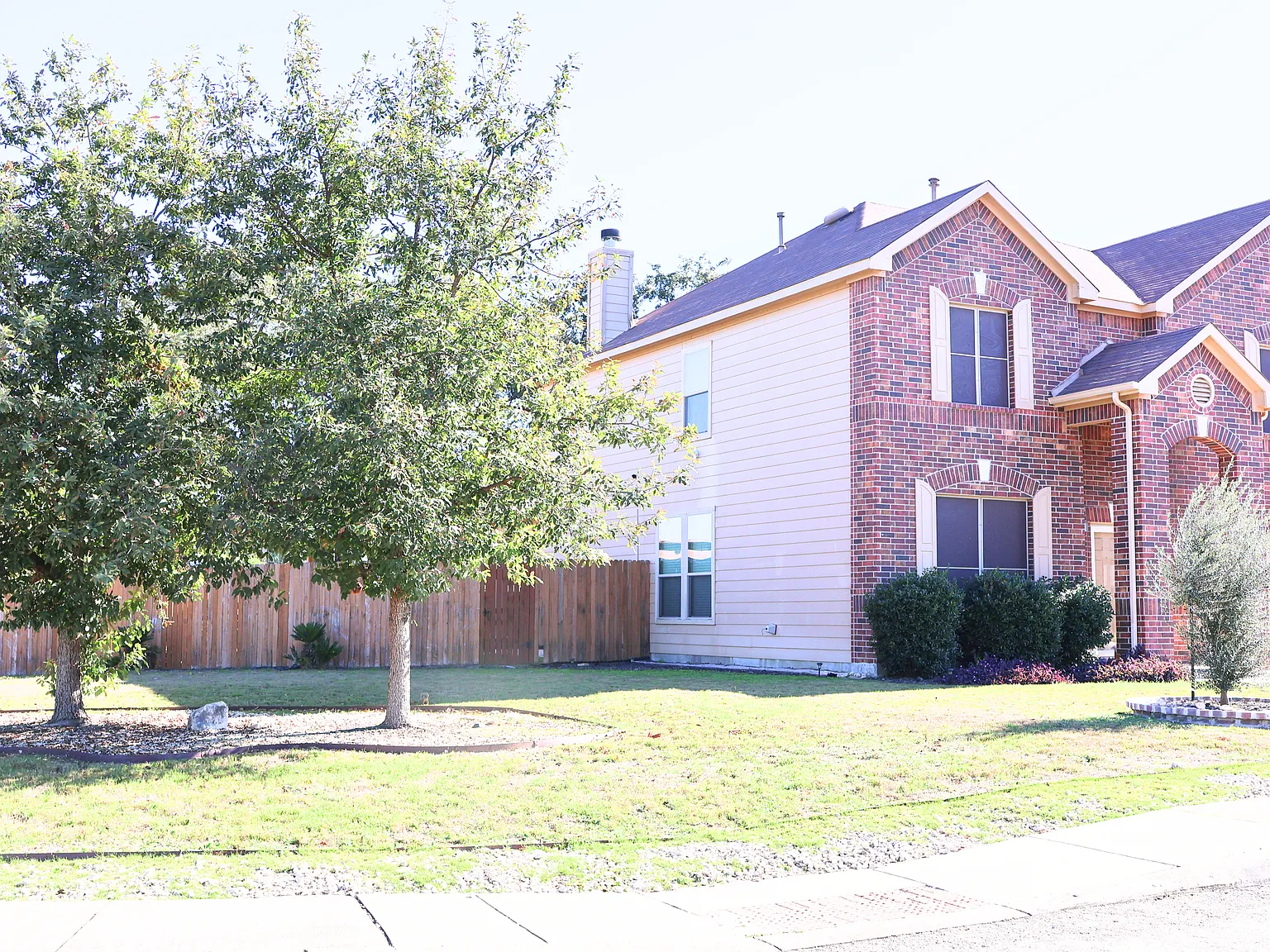 3 bed, 2.5 bath, 2755 sqft, $2,199 — Photo 2