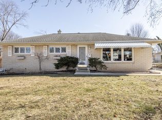 W151N8278 Thomas Dr, Menomonee Falls, WI 53051