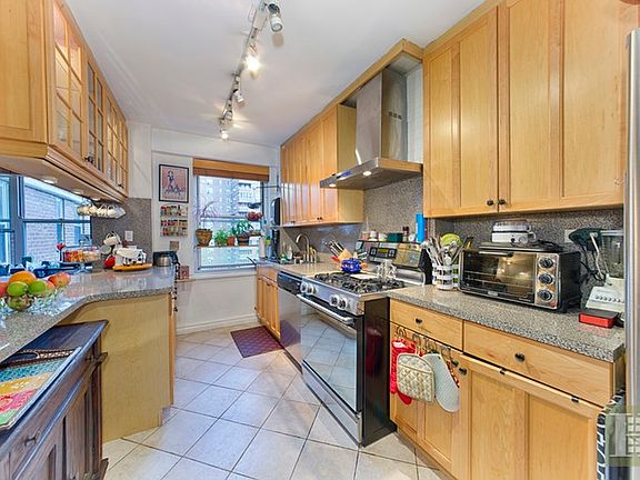 2nd image of 572 Grand St APT G1002
