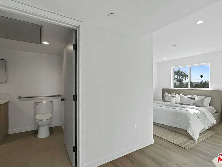 10918 Camarillo St #301 — Photo 9
