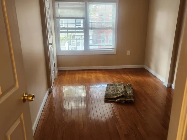 352 Woodlawn Avenue image 7 of 13