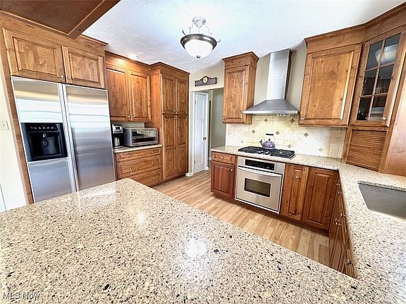 5th image of 734 Oakwood Dr