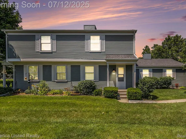 243 Aqueduct Dr, Walled Lake, MI 48390