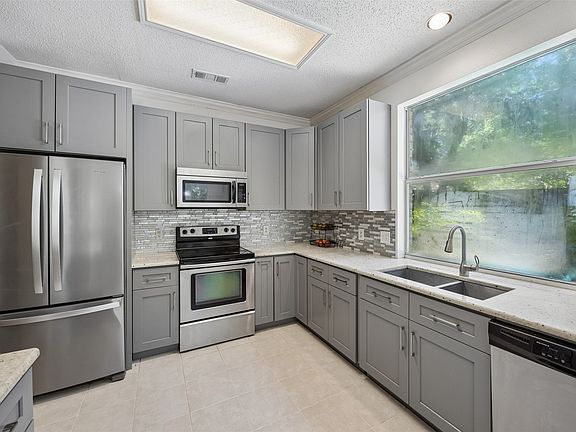 4th image of 2401 Pinehurst Ct
