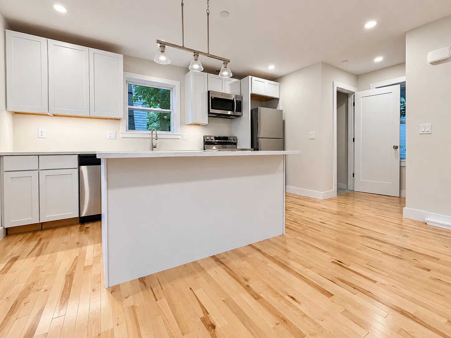 3 bed, 2.5 bath, 1400 sqft, $4,200 — Photo 3