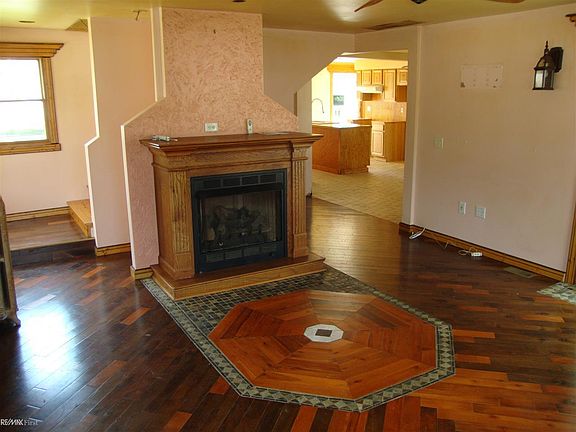 4th image of 243 Delina St