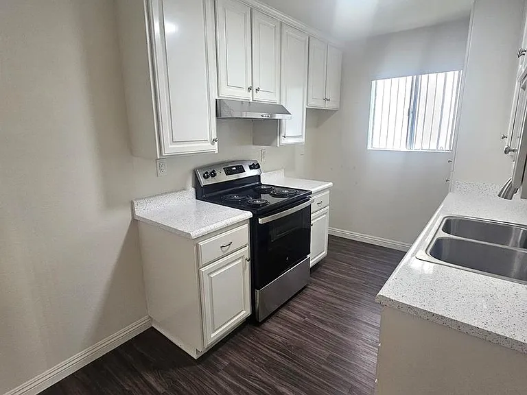Villa Versailles Apartments — Photo 10