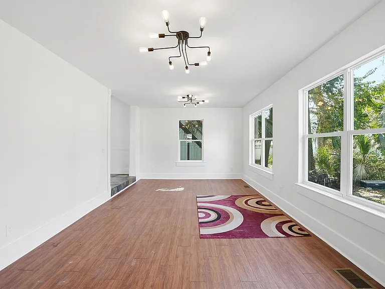 809 E Henry St — Photo 26