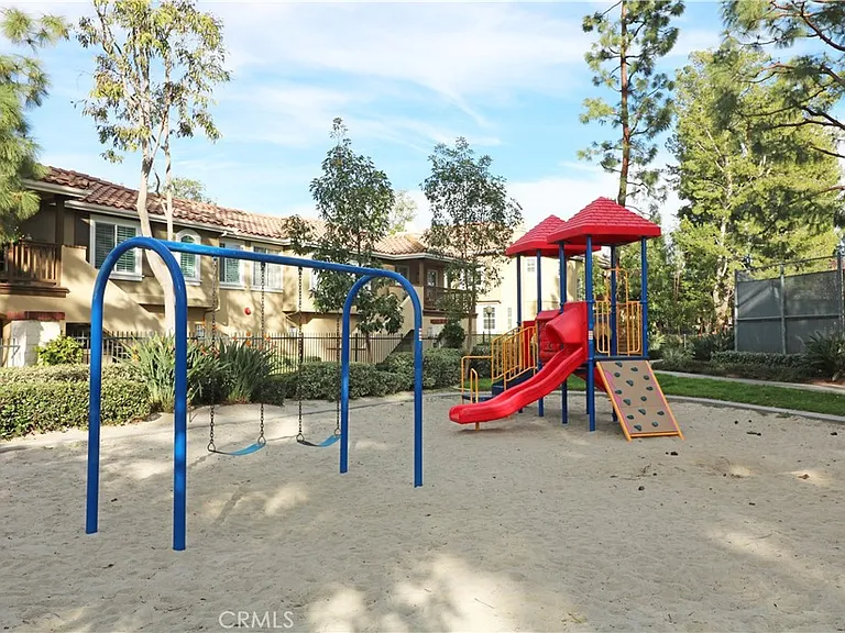 135 Gallery Way — Photo 38
