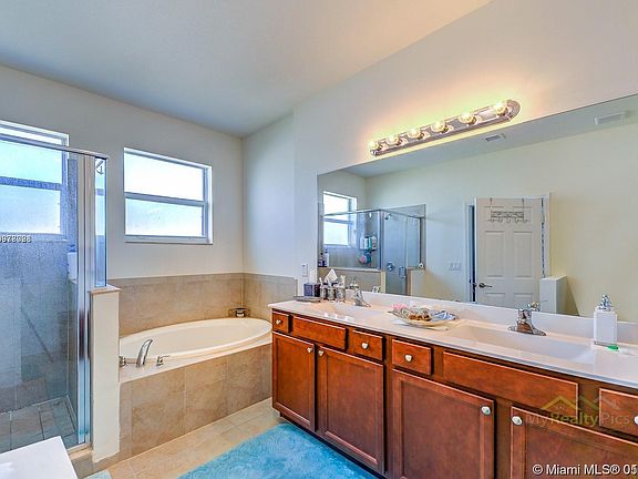 5th image of 252 SE 32nd Ave