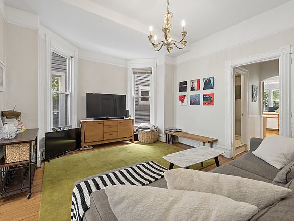 5th image of 1063 W Cornelia Ave APT 1