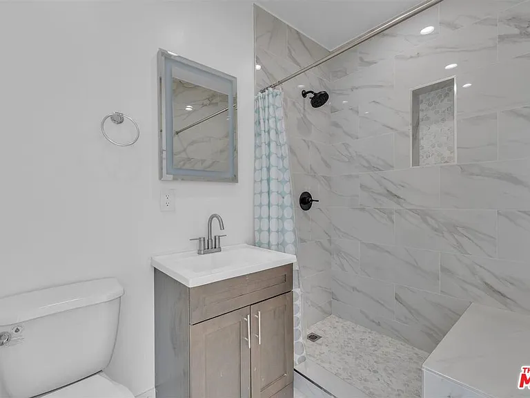 14121 Califa St — Photo 23