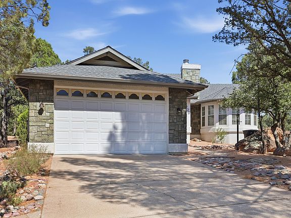 3rd image of 1003 N Geneva Cir