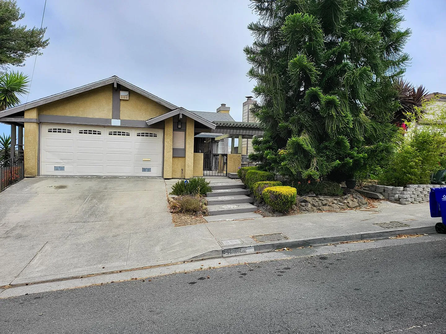 Beautiful 3-Bedroom, 3-Bath Home with Bonus Room in Richmond's Bayview District — Photo 1