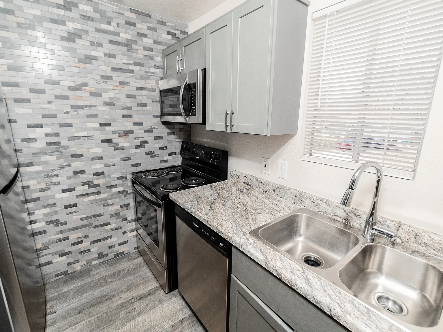Hillcrest 90 — Photo 2