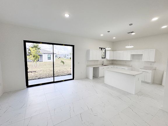 3rd image of 1021 Chiquita Blvd
