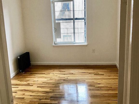 5th image of 79 Saint Nicholas Pl APT 4E