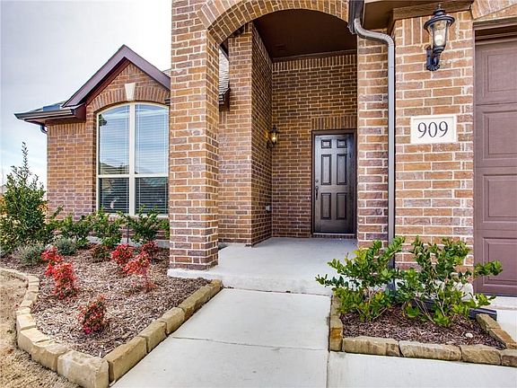 3rd image of 909 Edinburgh Dr