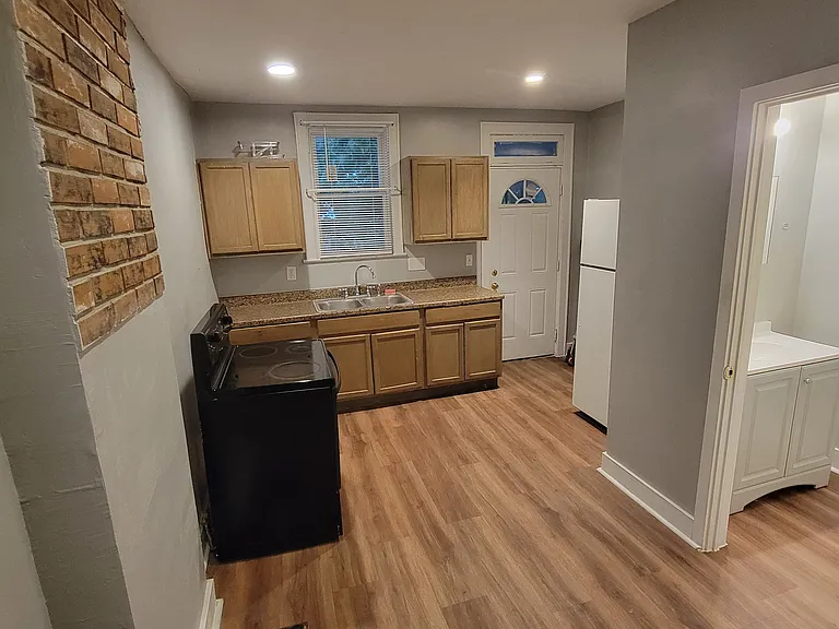 1138-1140 Wilson Ave — Photo 6