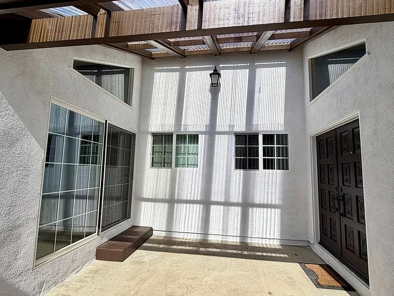 22206 Del Valle St — Photo 32