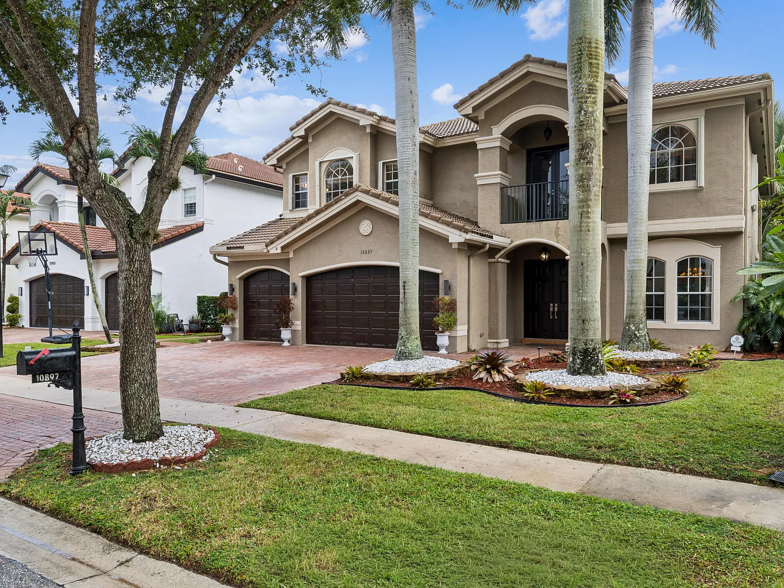 5 bed, 4.0 bath, 4077 sqft, $8,500 — Photo 4