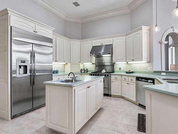 5th image of 822 SW Scenic Lake Dr