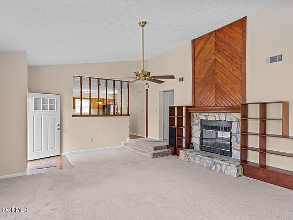4th image of 2001 Joslyn Drive