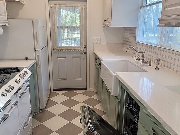5th image of 836 N Screenland Dr
