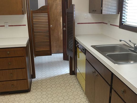 5th image of 964 NE 5th Dr