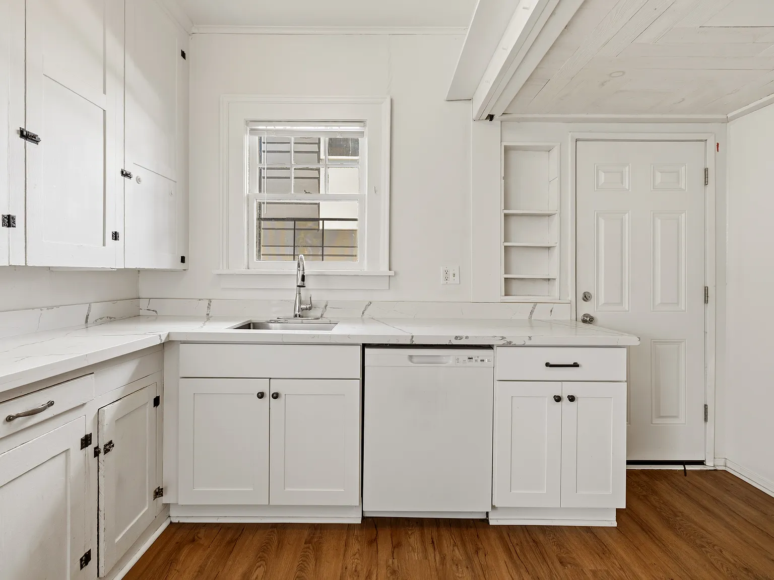 5 bed, 2000 sqft, $6,000 — Photo 3