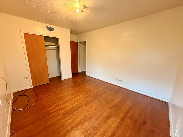 6211 Schevers St — Photo 9