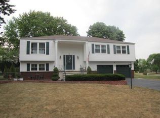 4 Rose St, Kendall Park, NJ 08824