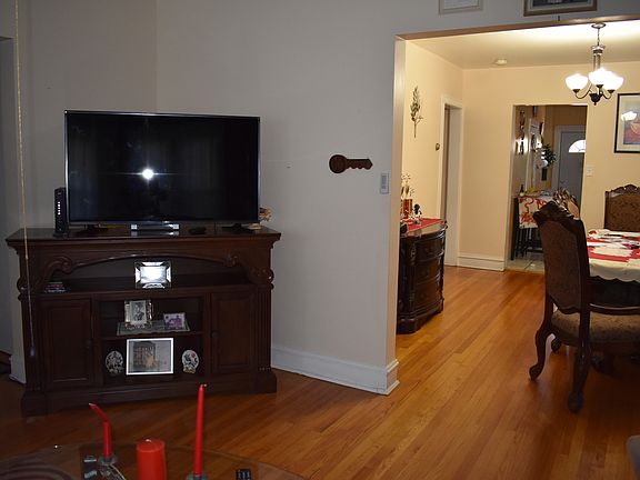 4th image of 5042 W Oakdale Ave