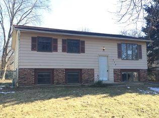 214 Pacific Dr, Bolingbrook, IL 60440