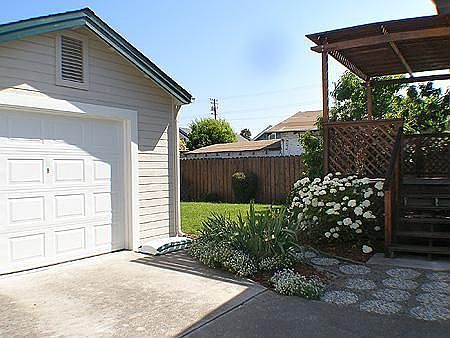 4th image of 556 Elsie Ave
