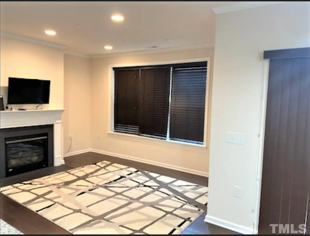 3 bed, 2.5 bath, 1925 sqft, $2,195 — Photo 3