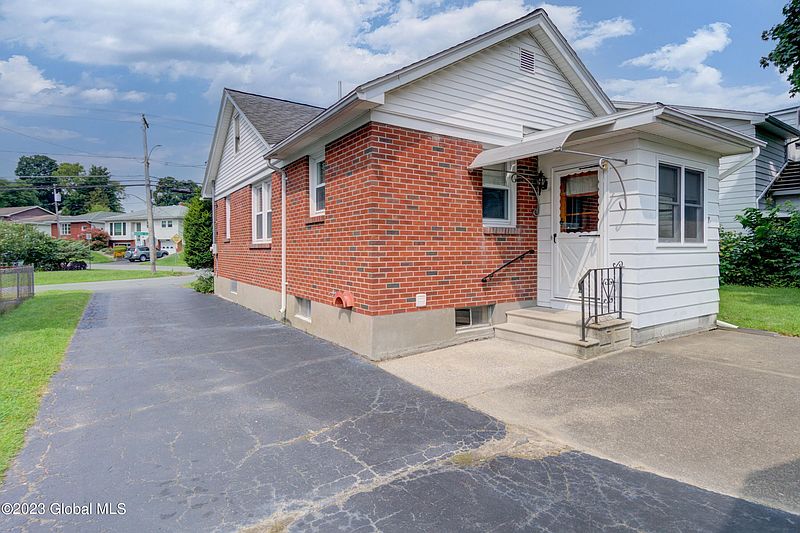 3rd image of 73 Russell Road
