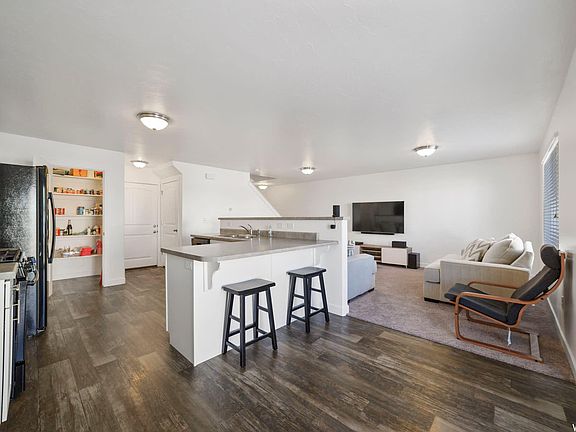 4th image of 102 E Harmony Ct