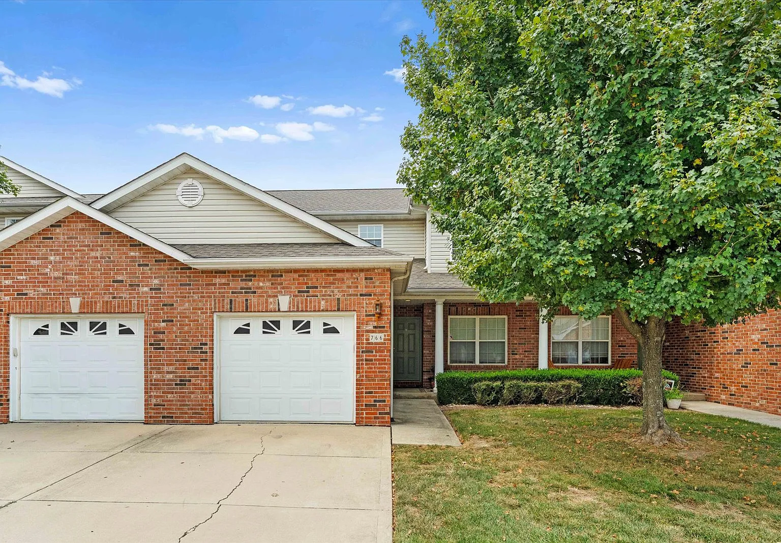 3 bed, 3.5 bath, 2334 sqft, $2,150 — Photo 1