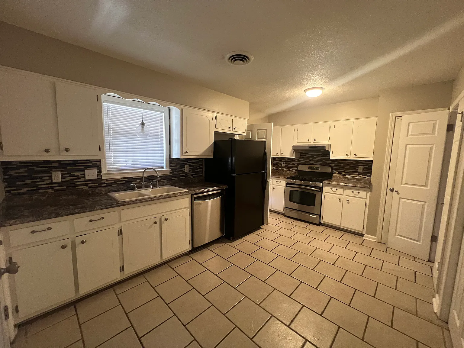 3 bed, 1335 sqft, $1,600 — Photo 2