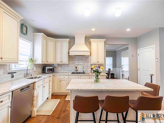 3rd image of 628 New Dover Rd